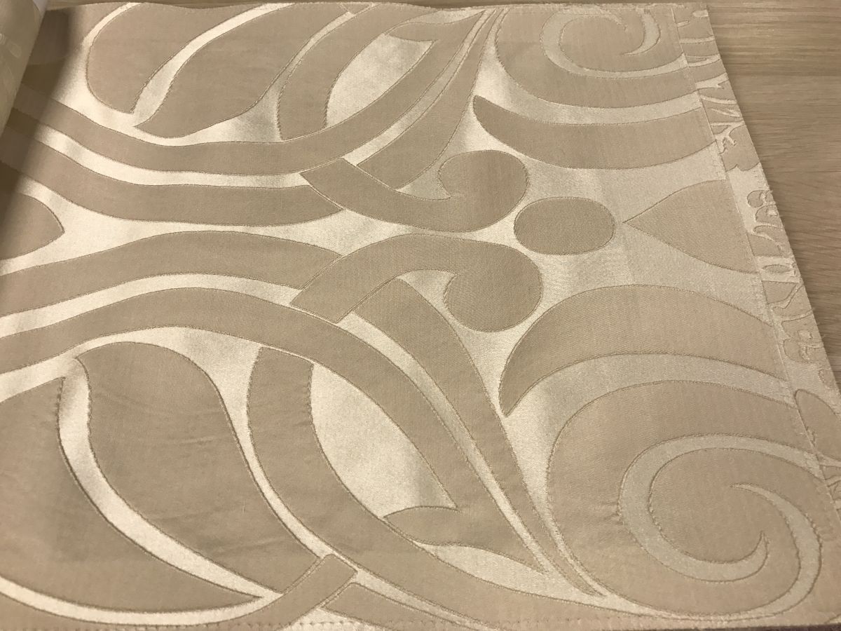 Ткань Isadora Lauressa Daylight, Вензель-Завитки от магазина Ткани Мира ✅