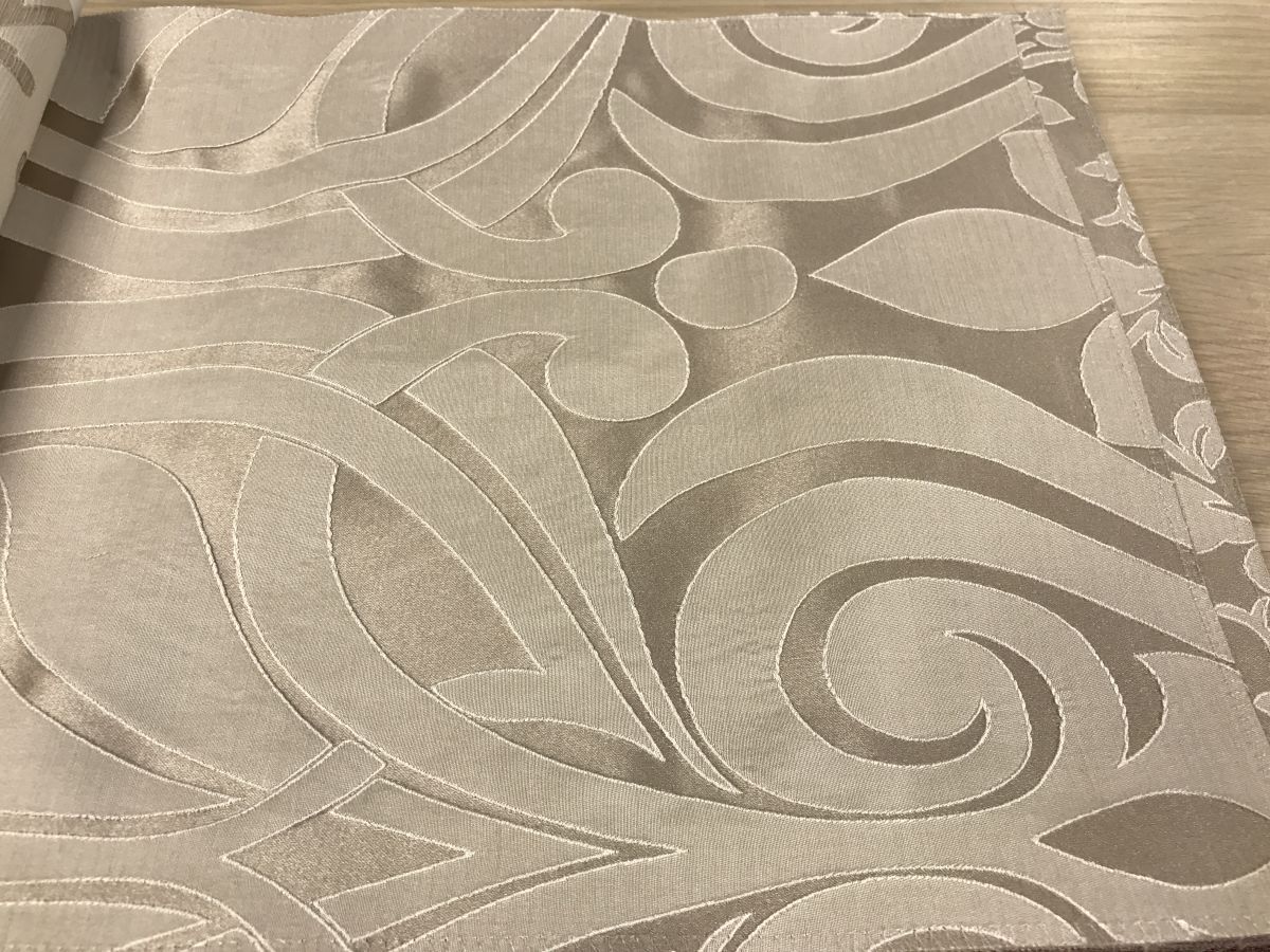 Ткань Isadora Lauressa Daylight, Вензель-Завитки от магазина Ткани Мира ✅