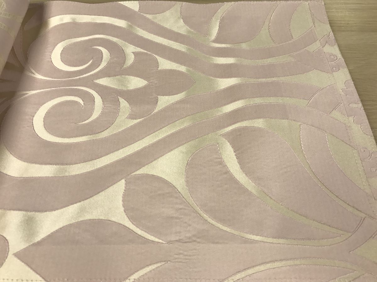 Ткань Isadora Lauressa Daylight, Вензель-Завитки от магазина Ткани Мира ✅