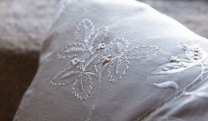 Westbury Silks Trailing Tree Linen 31534 ткань James Hare, Цветы-Растения от магазина Ткани Мира ✅