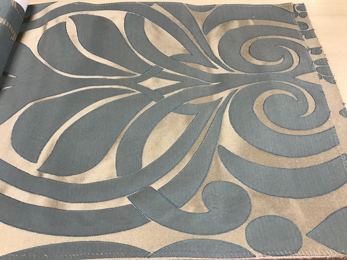 Ткань Isadora Lauressa Daylight, Вензель-Завитки от магазина Ткани Мира ✅