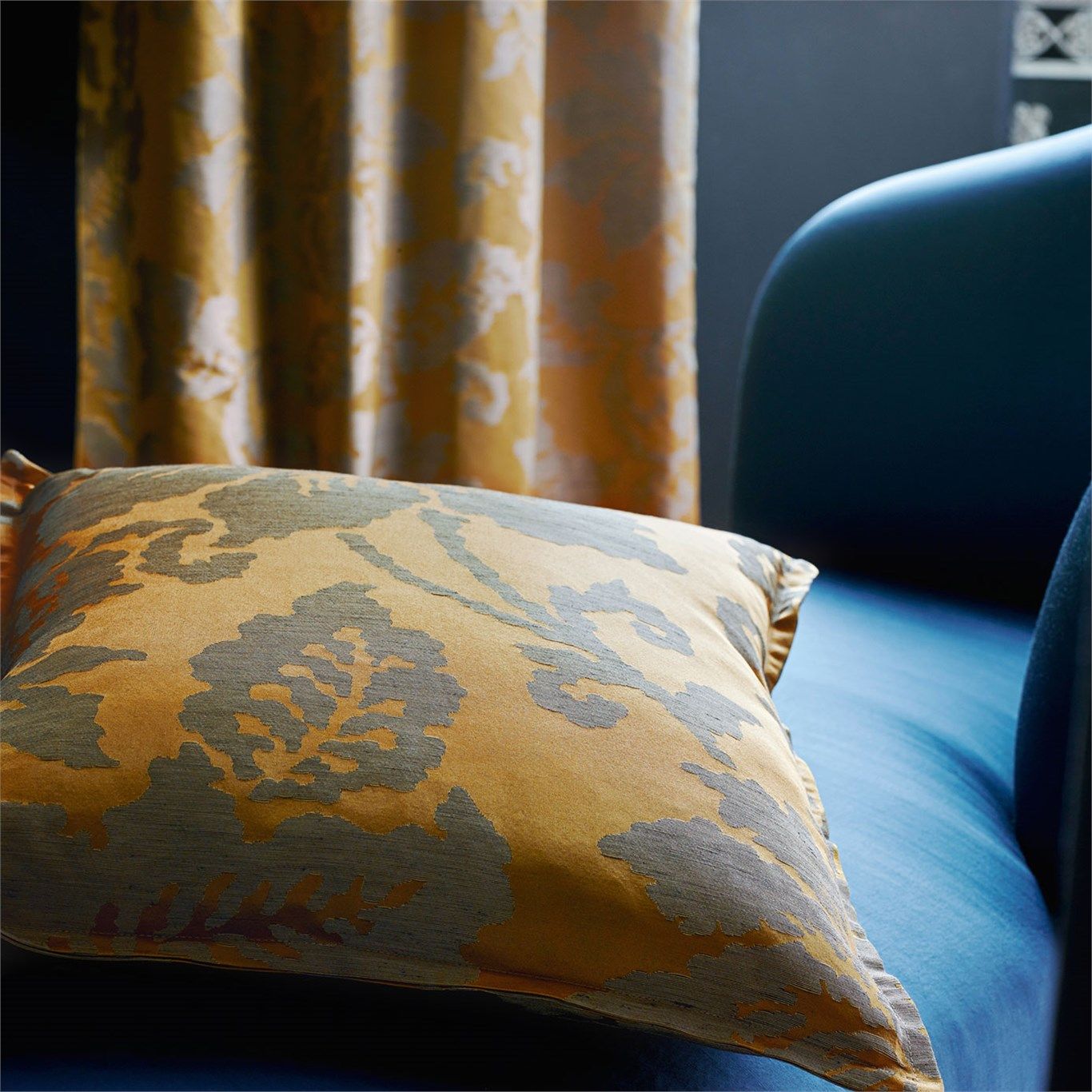 Spitalfields Silk 332669 ткань Zoffany, Цветы-Растения от магазина Ткани Мира ✅