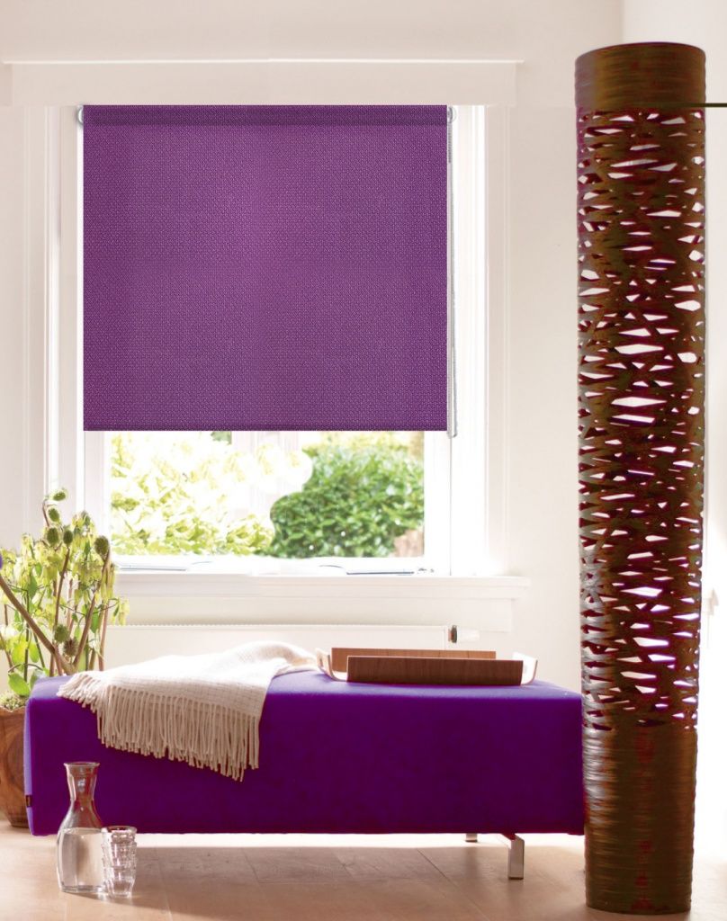 фиолетовые рулонные шторы в интерьере